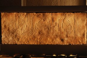 Trůnní lavice Chrámu 19, Palenque, Mexiko, řezba Akhal Mo Nab, 2005 (foto) od Kenneth Garrett