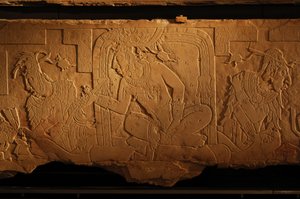 Chrám 21, trůnní lavice, řezba krále Achala Mo Naba, Palenque, Mexiko, 2005 (foto) od Kenneth Garrett