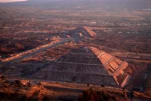 Teotihuacan; Pyramida Měsíce; Pyramidy; Mezoamerika; Mexiko; Starověké kultury-Th..., 2005 (foto) od Kenneth Garrett