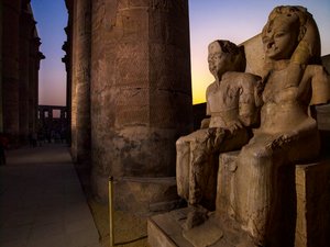 mm7864; 18. dynastie; Nová říše; Egypt,Sochy Tutanchamona a jeho ženy Ankhsenamun;..., 2009 (foto) od Kenneth Garrett