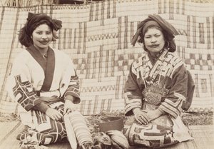 Ainu Women, cca 1890 (želatinový stříbrný potisk) od Kenzô Tamoto