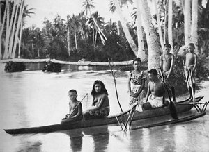 Samojská kánoe s podpěrou a jejími cestujícími, 1902 od Kerry and Co