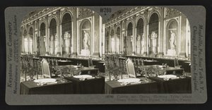 Galerie des Glaces, ukazuje stůl, kde byla podepsána mírová smlouva, Versailles od Keystone View Company