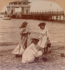 Hraní na pláži c1900 od Keystone View Company