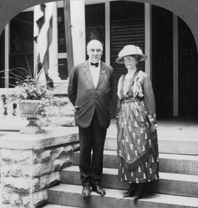 Prezident a paní Hardingovi v jejich domě, Marion, Illinois, USA, c1921-c1923 od Keystone View Company