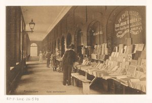 Knihárna od Aarona Eliazera van Kollema v Oudemanhuispoort Amsterdam Old Manhuispoort (název na objektu) od Knackstedt and Näther