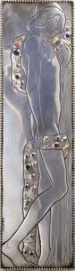 Vložený panel bíle natřeného jednolůžka Wiener Werkstatte zobrazující nahou androgynní postavu (detail), kolem roku 1904 (stříbro, lapis lazuli, měsíční kameny, malachit, korály, dřevo) od Koloman Moser