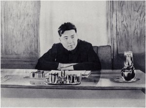 Soudruh Kim Ir-sen ve své kanceláři v Lidové radě Severní Koreje (litho) od Korean Photographer