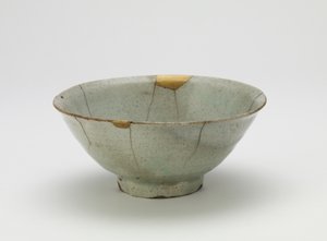 Mísa, počátek 17. století (porcelán s průhlednou, světle modrou glazurou, opravy zlatého laku) od Korean School