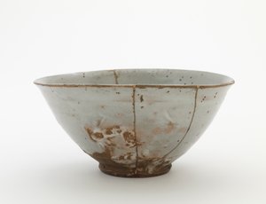 Mísa, konec 16.-začátek 17. století (porcelán s průsvitnou glazurou, opravy zlatého a červeného laku) od Korean School