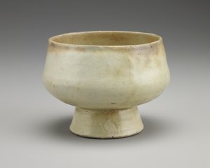 Mísa na vysoké noze, 2. polovina 16. století (kamenina s máčeným bílým nálevem pod čirou glazurou) od Korean School