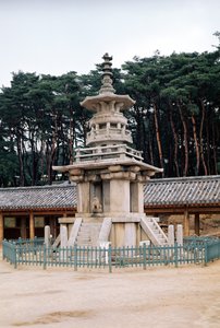Tabo-tap (Pagoda Prabhutaratna), součást komplexu chrámu Pulkuk-sa, poprvé postaven v roce 528, rozšířen v roce 751 a přestavěn po požáru v letech 1612-59 od Korean School