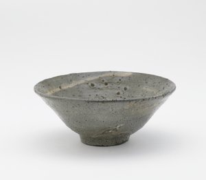 Čajová mísa, typ Totoya, provincie Kyongsang Namdo, Korea, období Čoson, konec 16.-začátek 17. století (kamenina s broušeným skluzem pod živcovou glazurou) od Korean School
