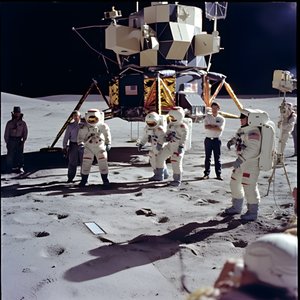 Skupina lidí s televizní kamerou ukazuje falešný projekt Apollo 11 1