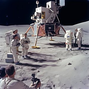 Skupina lidí s televizní kamerou, aby ukázali falešný projekt Apollo 11 2