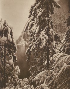 Königssee u Berchtesgadenu; Jezero Koenigssee poblíž Berchtesgadenu (černobílá fotografie) od Kurt Hielscher