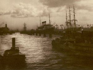 V přístavu Hamburk; Hamburkský přístav (černobílá fotografie) od Kurt Hielscher