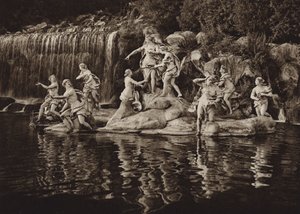 Itálie: Caserta, Diana Group, v parku (černobílá fotografie) od Kurt Hielscher