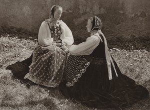 Rumunsko: Lechinta, saské dívky v nedělním kroji (č/b foto)