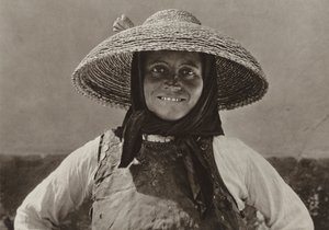 Rumunsko: Liebling, žena Suabian (černobílá fotografie)