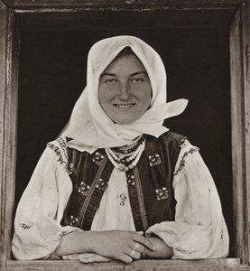 Rumunsko: Oncesti, U okna (č/b foto) od Kurt Hielscher