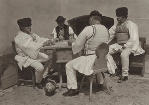 Rumunsko: Poiana-Sibiului, Vychutnáváme si sklenku vína (černobílá fotografie) od Kurt Hielscher