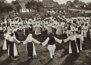 Rumunsko: Rusu Bargaului, Hora (č/b foto) od Kurt Hielscher