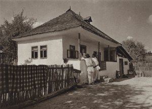 Rumunsko: Voinesti, Selské domy (černobílá fotografie)
