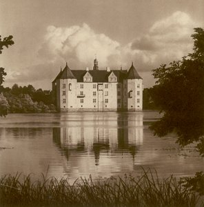 Zámek Glucksburg u Flensburgu (Schleswig); Zámek Glucksburg poblíž Flensburg (Šlesvicko) (černobílá fotografie) od Kurt Hielscher