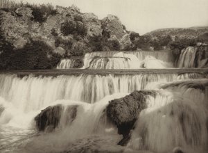 Jugoslávie: Vodopády Krka (černobílá fotografie) od Kurt Hielscher