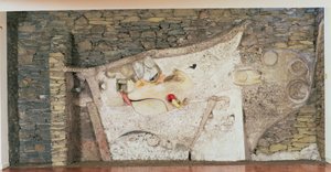 Nástěnný reliéf "Merzbarn". od Kurt Schwitters