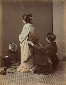 Oblékání Obi od Kusakabe Kimbei