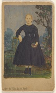 [Neznámá mladá žena stojí a drží míč] od L. Laporte