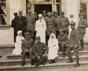 Album první světové války ve Friuli-Venezia Giulia: skupinový portrét s důstojníky a zdravotními sestrami Červeného kříže během návštěvy maltézských rytířů ve vile Brazzà, domovu 17 válečné nemocnice v Soleschiano Manzano, 25. 11. 1915 ( černobílá fotka) od L. Verdiani