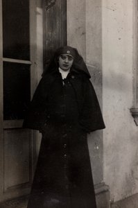 Album první světové války ve Friuli-Venezia Giulia: portrét zdravotní sestry Červeného kříže Eleny Bianconcini ve Villa Brazzà, kde sídlí 17 válečná nemocnice v Soleschiano Manzano (černobílá fotografie) od L. Verdiani