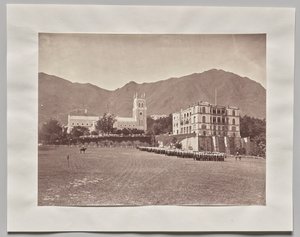 Bez názvu (Hong Kong, St. John’s Cathedral, from Parade Ground, H.M. Regiment on Parade) od Lai Fong (Afong Studio)