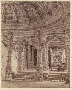 Interiér chrámu Delwara s pilíři a střešní kopulí, Mount Abu