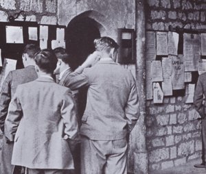 Po Hallovi při pohledu na nástěnku vysoké školy od Laszlo Moholy-Nagy
