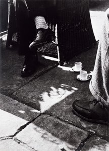 U kávy (staroroční želatinová stříbrná fotografie) od Laszlo Moholy Nagy