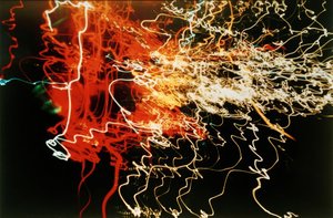 Ohne Titel (Automatické světlomety bílá, oranžová a červená, dopravní křivky) od Laszlo Moholy-Nagy