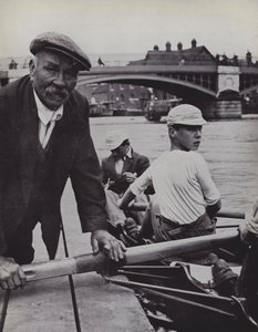 Rafts, Eton, Froggie dohlíží na nalodění (č/b foto) od Laszlo Moholy-Nagy