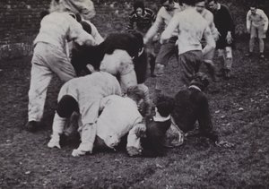 The Wall Game, Eton (černobílá fotografie) od Laszlo Moholy-Nagy
