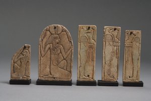 Plakety Maat, Nephthys a synové Hora, pozdní dynastické období (fajáns) (viz také 325656, 325657 a 325658)