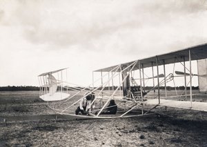 Leon Bollee pracující na letadle bratří Wrightů, kolem roku 1909 od Leon Bollee