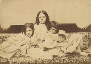 Edith, Ina a Alice Liddellové na pohovce, léto 1858.