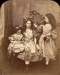 Flora Rankin, Irene MacDonald a Mary Josephine MacDonald v Elm Lodge, červenec 1863. od Lewis Carroll