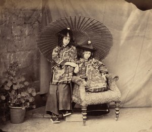 Lorina a Alice Liddellové v čínských šatech, 1860.