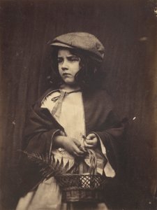 Mladá dívka držící košík od Lewis Carroll