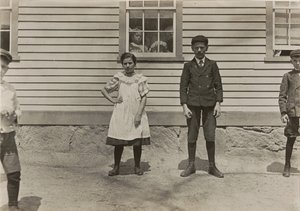 Edward St. Germain a jeho sestra Delia, pracovníci mlýna, Phoenix, Rhode Island, duben 1909