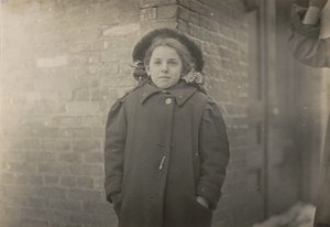 Mery Hornová, nahrbená, zhoršená těžkým nákladem papírů, které nesla. Hartford, Connecticut, březen 1909